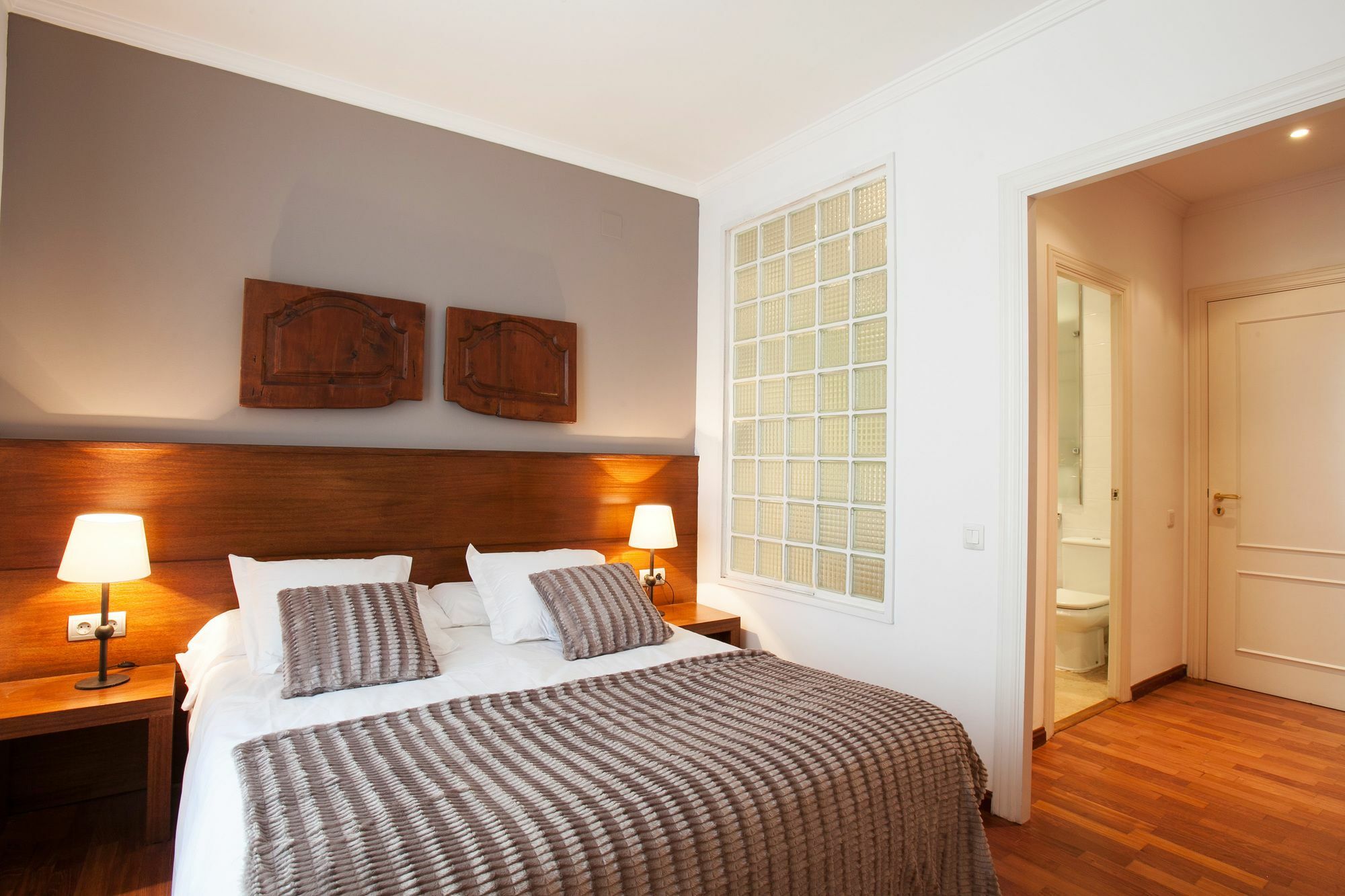 Serennia Apartamentos Ramblas - Placa Catalunya Barcelona Kültér fotó