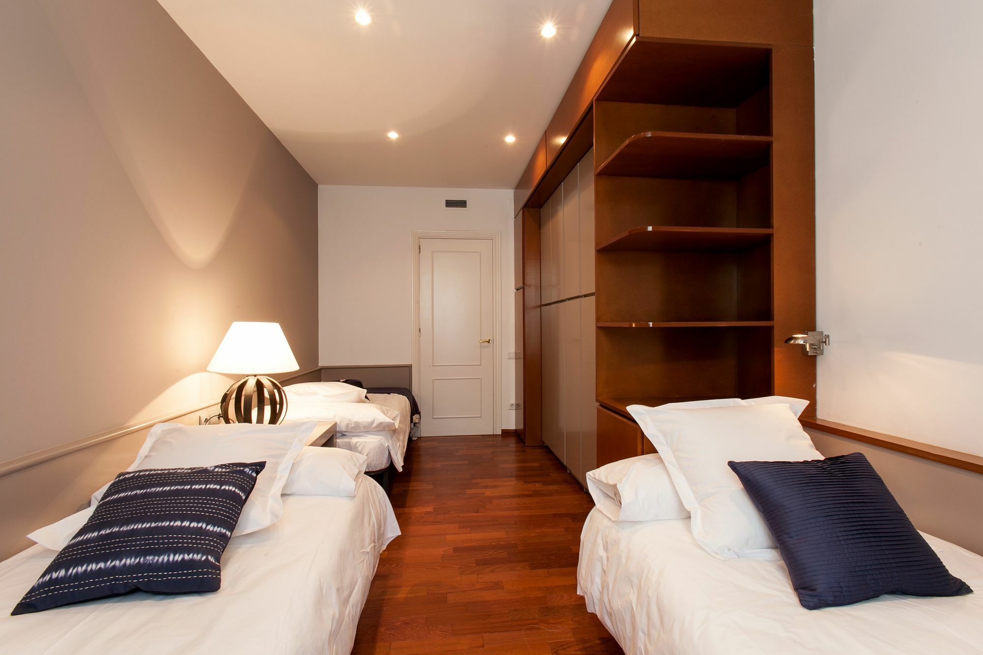 Serennia Apartamentos Ramblas - Placa Catalunya Barcelona Kültér fotó