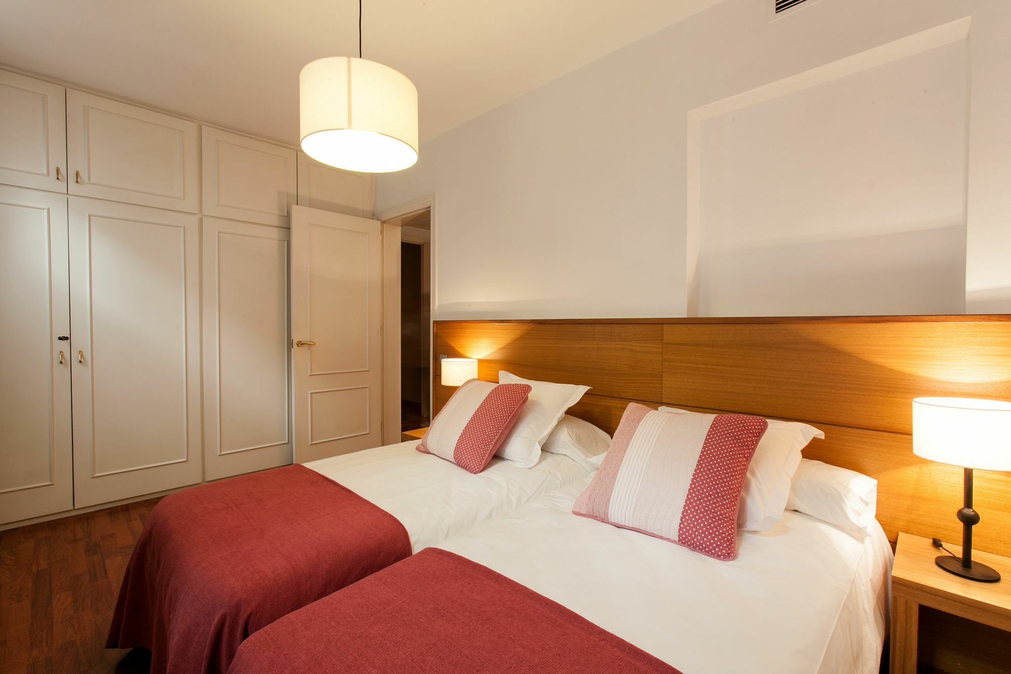 Serennia Apartamentos Ramblas - Placa Catalunya Barcelona Kültér fotó
