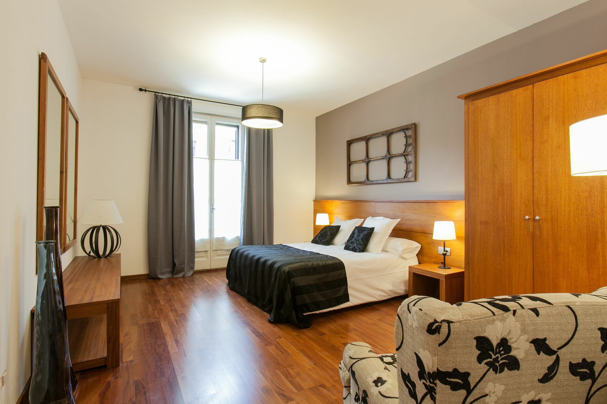 Serennia Apartamentos Ramblas - Placa Catalunya Barcelona Kültér fotó