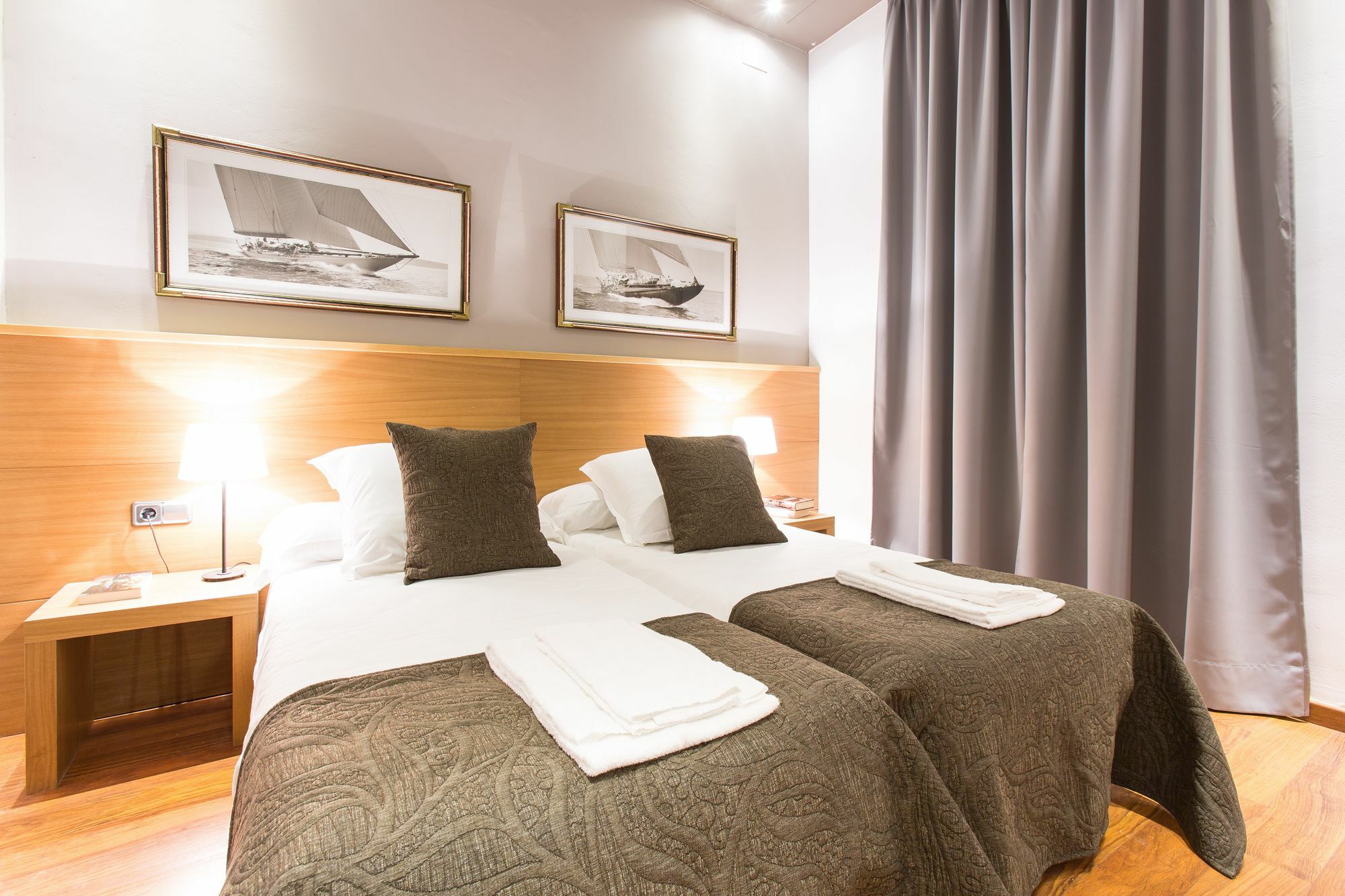 Serennia Apartamentos Ramblas - Placa Catalunya Barcelona Kültér fotó